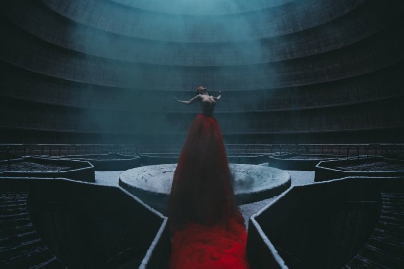 In contrast: photographer shoots naked girls in abandoned buildings In contrast: photographer shoots naked girls in abandoned buildings