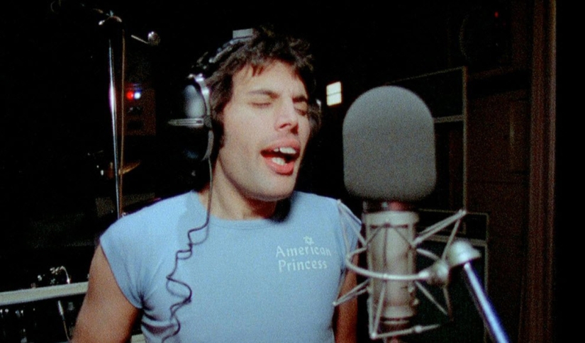 In memory of Freddie Mercury In memory of Freddie Mercury