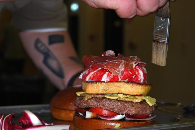 In the Netherlands, the most expensive burger in the world was created at a price of 131 thousand rubles