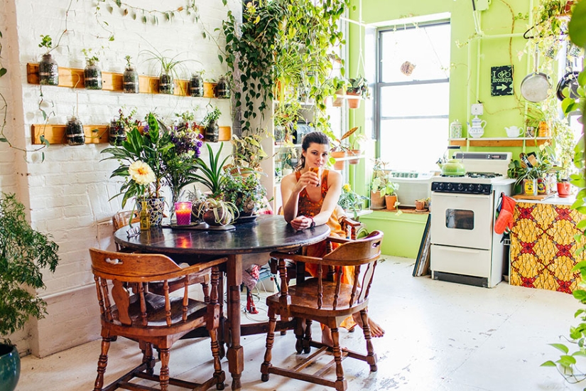 In the urban jungle: a model from New York grows more than 500 plants in an apartment In the urban jungle: a model from New York grows more than 500 plants in an apartment