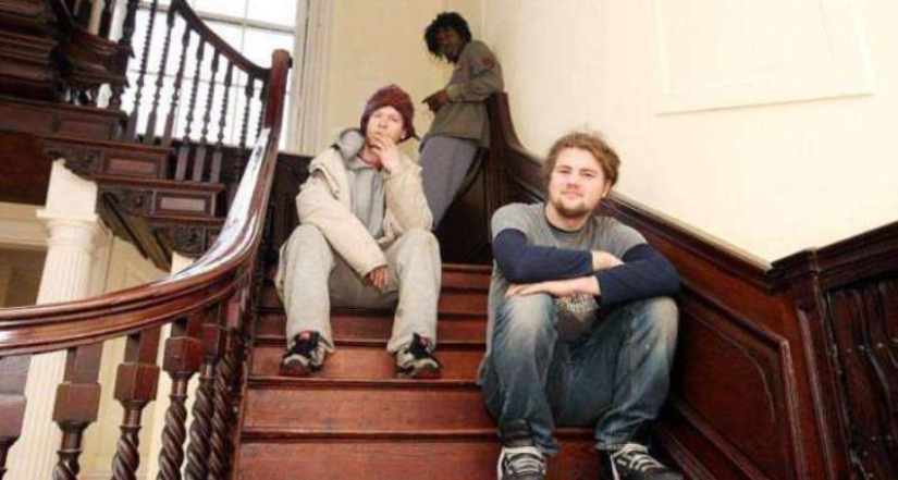 In the US, a man became a squatter to expel other squatters from his mother's house In the US, a man became a squatter to expel other squatters from his mother's house