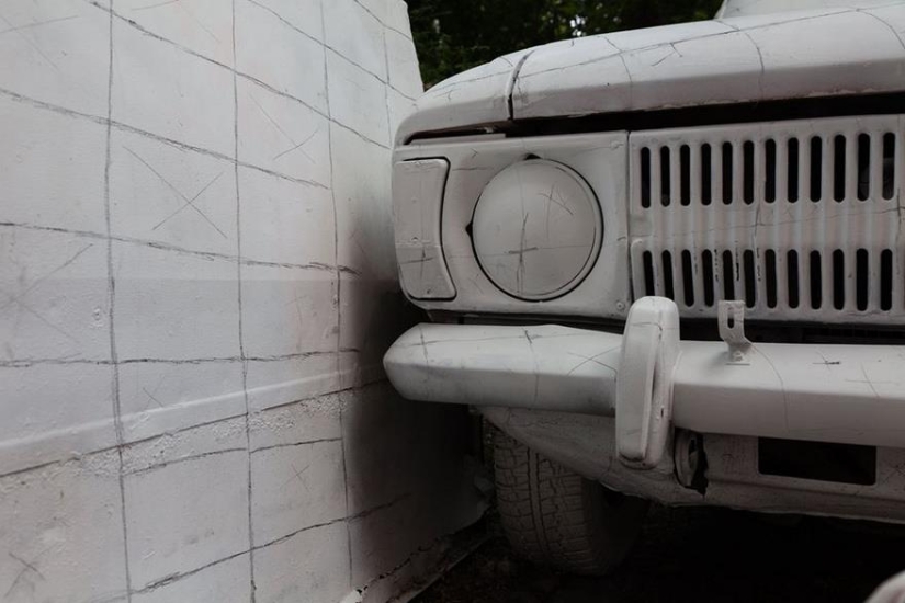 In Yekaterinburg, artists "removed" an old car from reality along with a garage