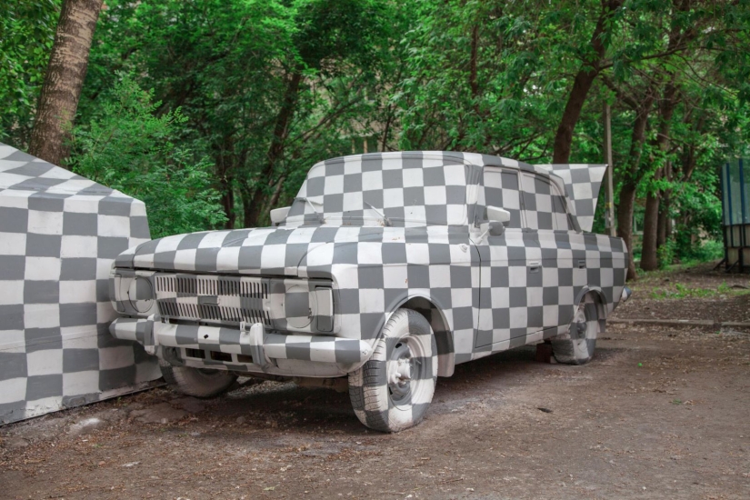 In Yekaterinburg, artists "removed" an old car from reality along with a garage