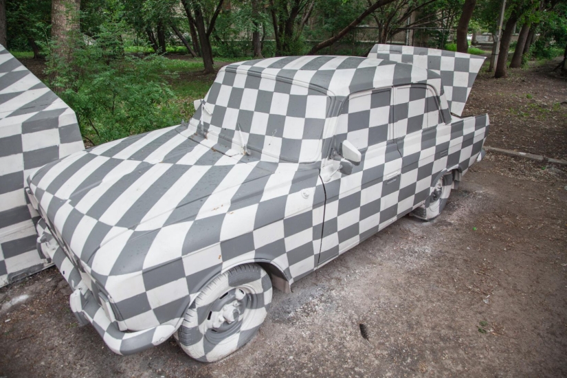 In Yekaterinburg, artists "removed" an old car from reality along with a garage