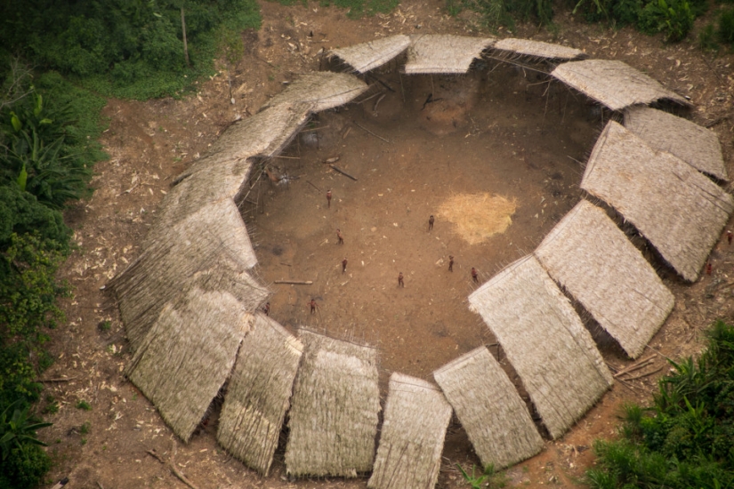Incredible footage of an Amazonian tribe that has never been in contact with civilization
