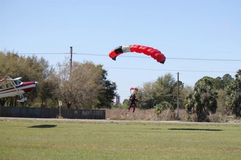 Incredible photos of the collision of a plane and a paratrooper Incredible photos of the collision of a plane and a paratrooper