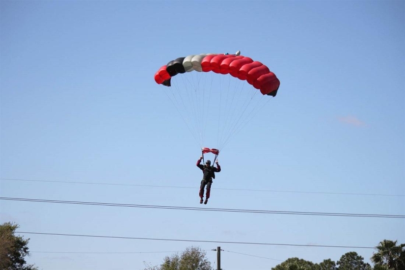 Incredible photos of the collision of a plane and a paratrooper Incredible photos of the collision of a plane and a paratrooper
