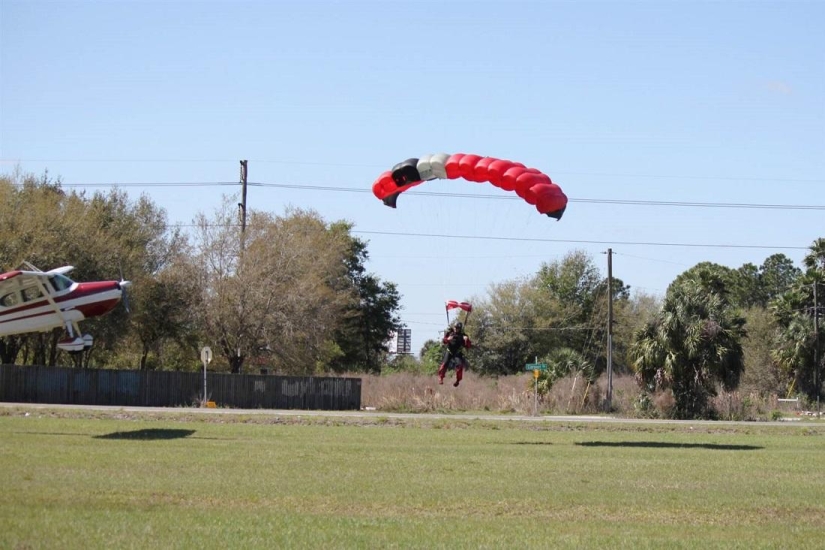 Incredible photos of the collision of a plane and a paratrooper Incredible photos of the collision of a plane and a paratrooper