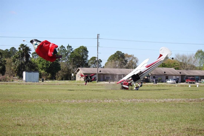 Incredible photos of the collision of a plane and a paratrooper Incredible photos of the collision of a plane and a paratrooper