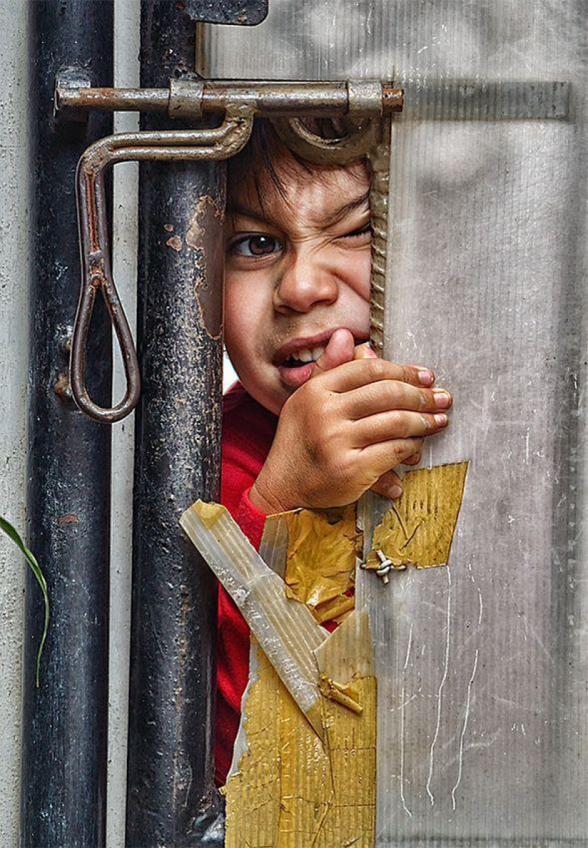 Infancia en el marco: papá toma una foto de su hijo