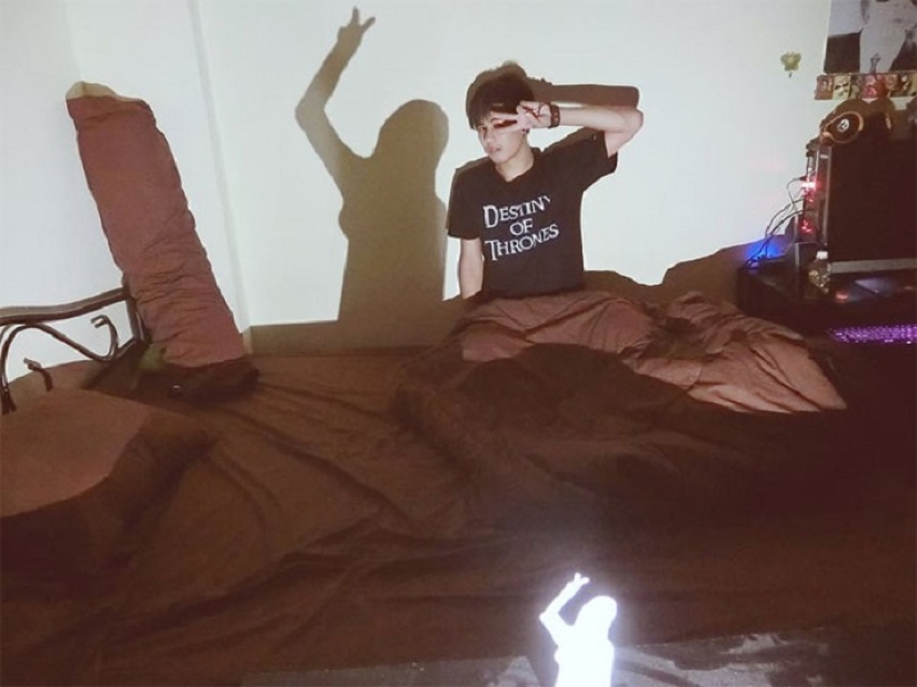 Instructions: how to take pictures with your girlfriend if you don't have one