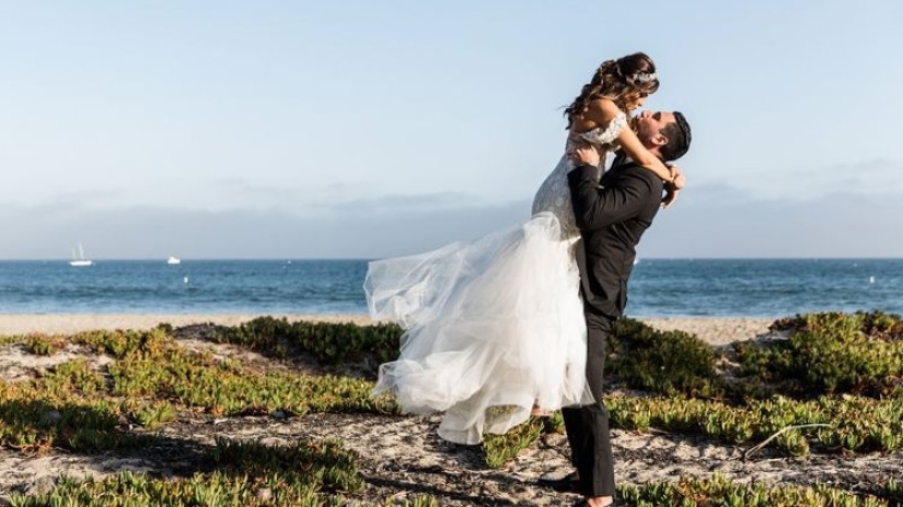 Investigación digital: una chica de una startup obligó a los invitados a su boda a tomarse selfies y sentarse en las redes sociales