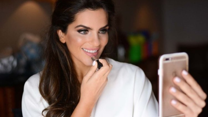 Investigación digital: una chica de una startup obligó a los invitados a su boda a tomarse selfies y sentarse en las redes sociales