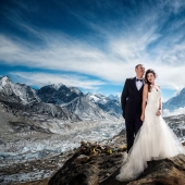 It is forbidden to kiss for a long time: lovers got married by climbing Mount Everest