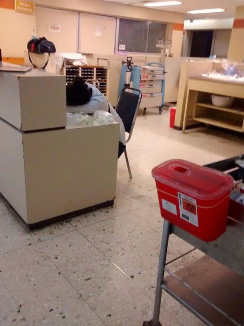 #ITogeLay down: a flash mob of doctors in support of a sleepy resident