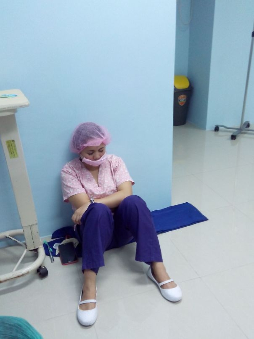 #ITogeLay down: a flash mob of doctors in support of a sleepy resident