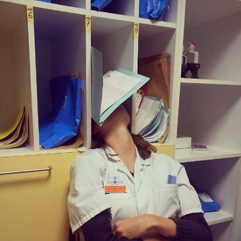 #ITogeLay down: a flash mob of doctors in support of a sleepy resident