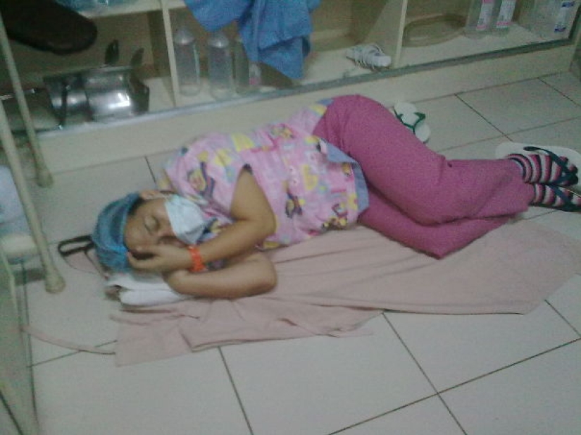 #ITogeLay down: a flash mob of doctors in support of a sleepy resident