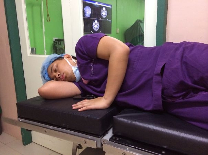 #ITogeLay down: a flash mob of doctors in support of a sleepy resident