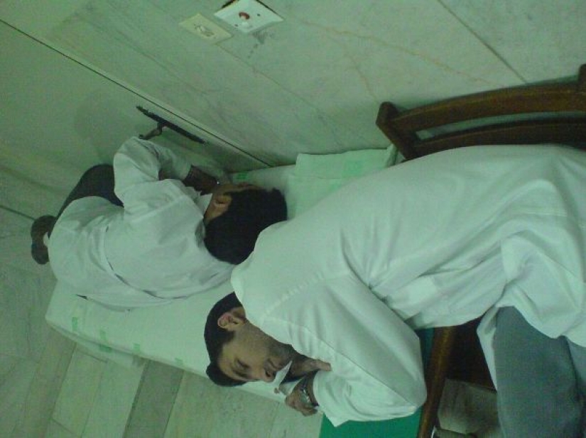 #ITogeLay down: a flash mob of doctors in support of a sleepy resident