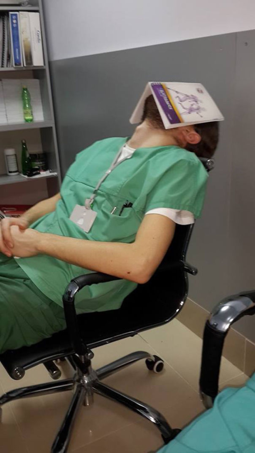 #ITogeLay down: un flash mob de médicos en apoyo de un residente dormido