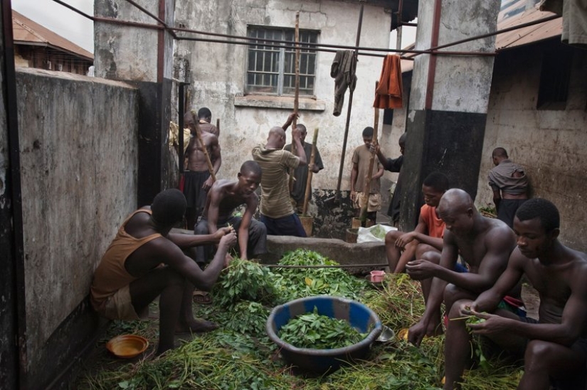 Jail for teenagers in Sierra Leone: this is where the real hell is!