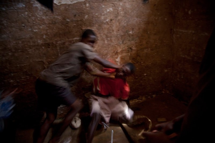 Jail for teenagers in Sierra Leone: this is where the real hell is!