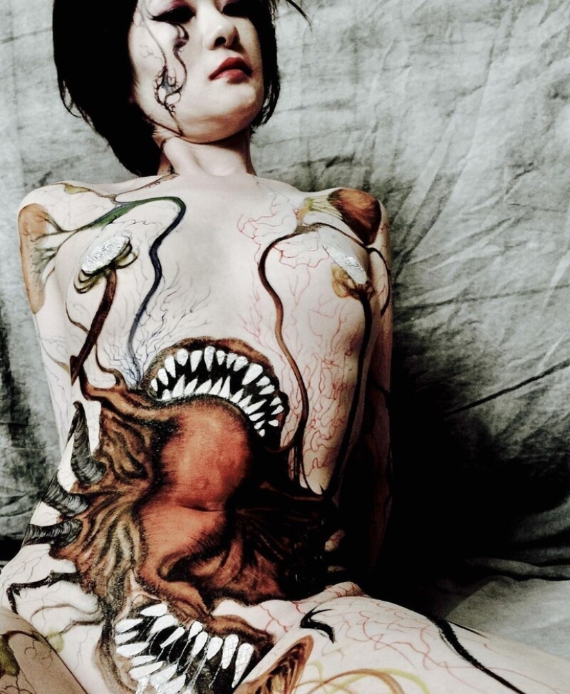 Japanese body art from the Hook Azuma: painting in ink on female bodies