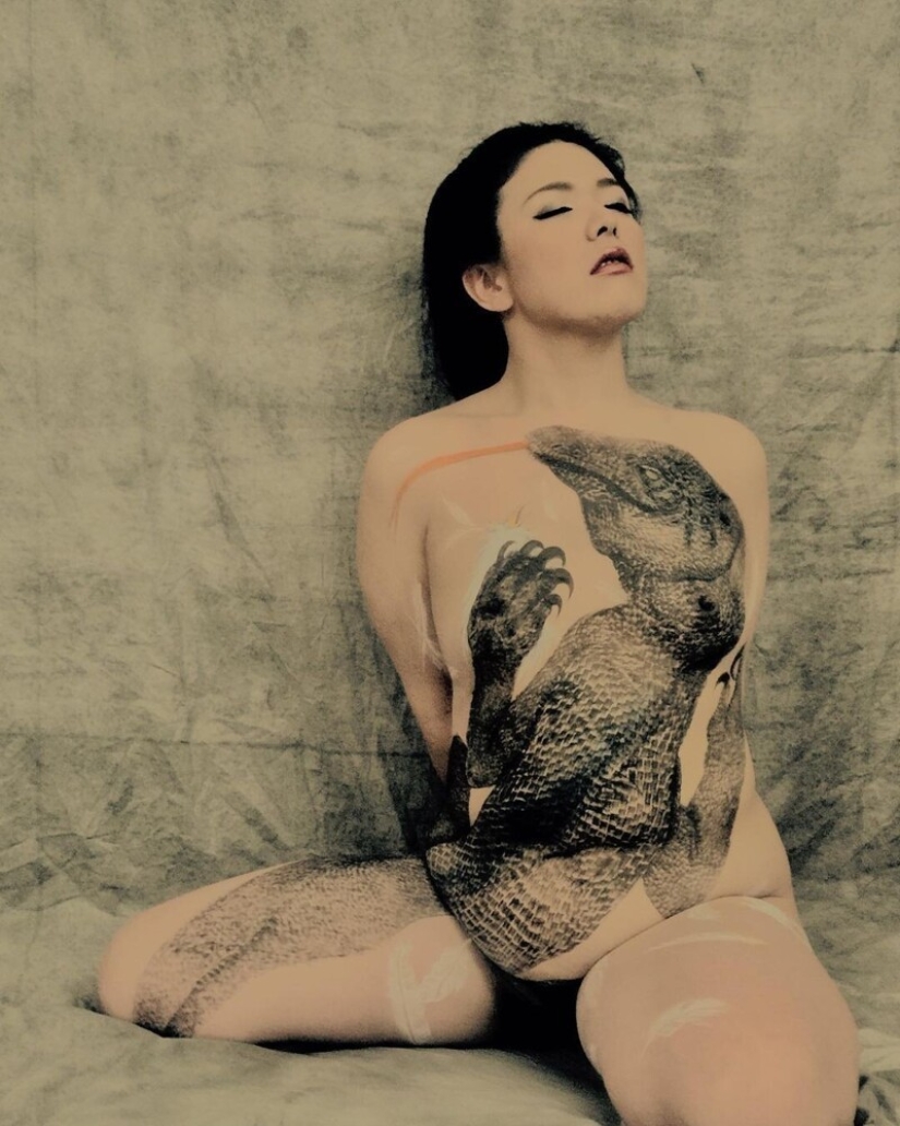 Japanese body art from the Hook Azuma: painting in ink on female bodies