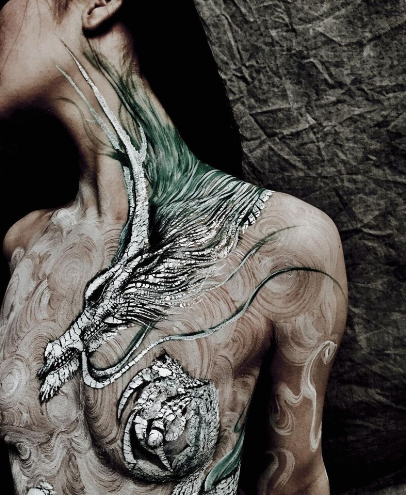 Japanese body art from the Hook Azuma: painting in ink on female bodies