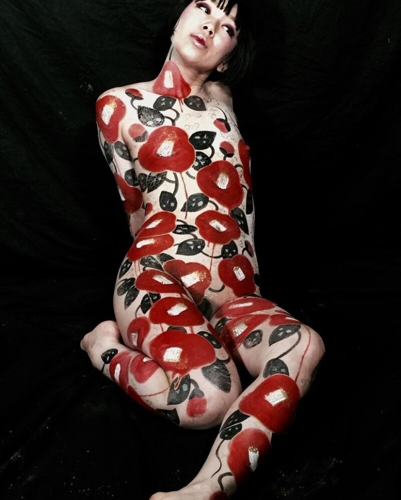 Japanese body art from the Hook Azuma: painting in ink on female bodies