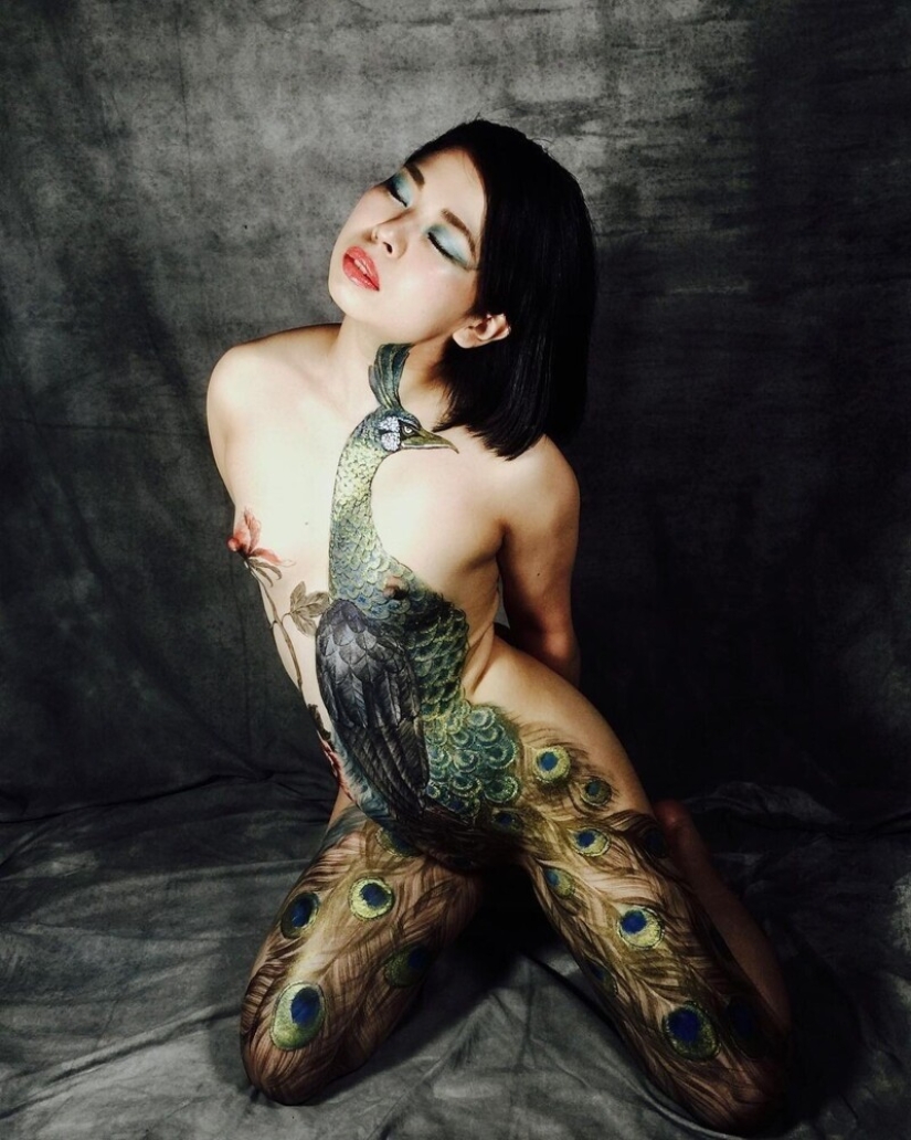 Japanese body art from the Hook Azuma: painting in ink on female bodies