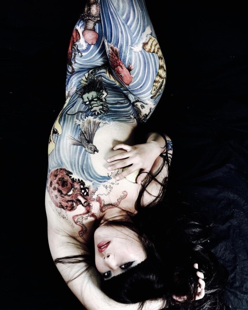 Japanese body art from the Hook Azuma: painting in ink on female bodies