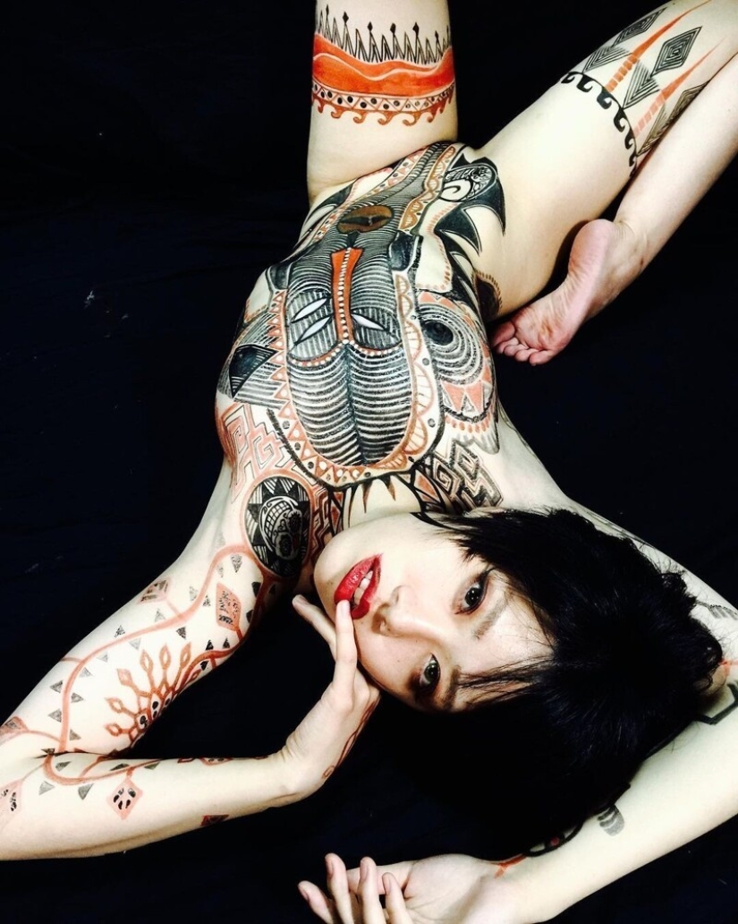 Japanese body art from the Hook Azuma: painting in ink on female bodies