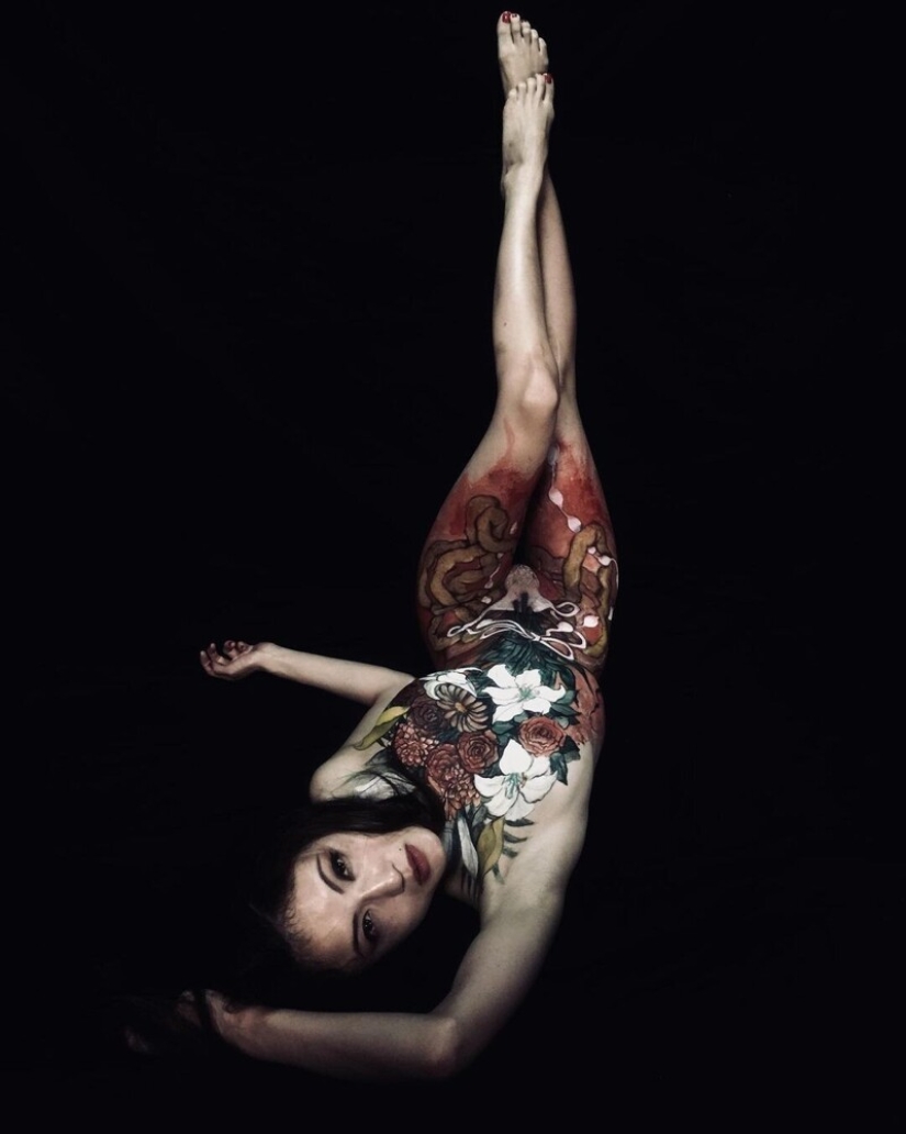 Japanese body art from the Hook Azuma: painting in ink on female bodies