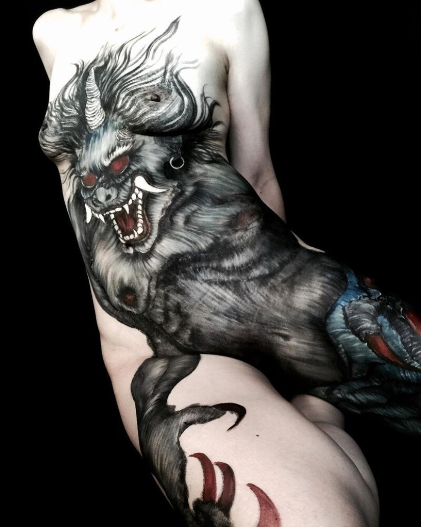 Japanese body art from the Hook Azuma: painting in ink on female bodies