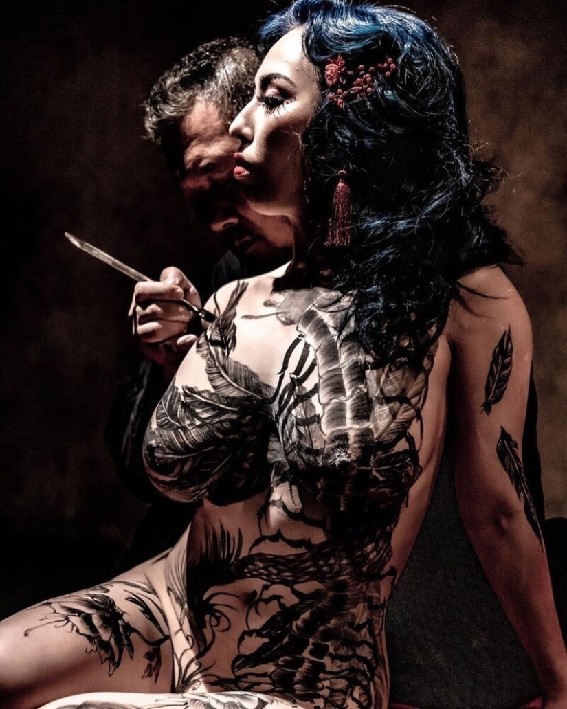 Japanese body art from the Hook Azuma: painting in ink on female bodies