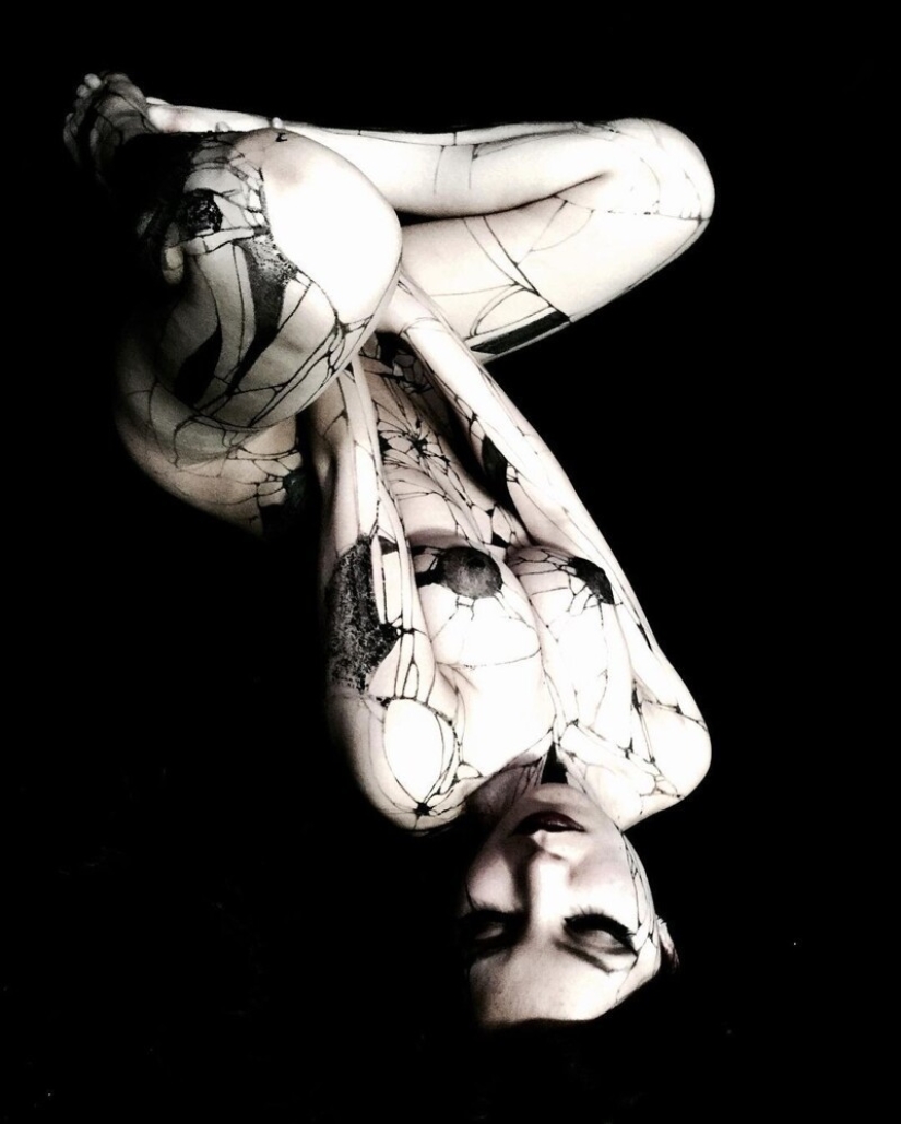 Japanese body art from the Hook Azuma: painting in ink on female bodies