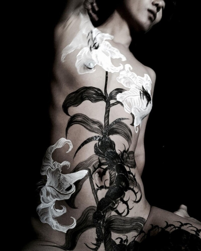 Japanese body art from the Hook Azuma: painting in ink on female bodies