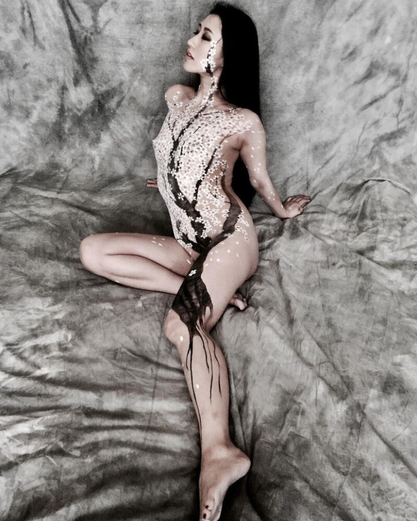 Japanese body art from the Hook Azuma: painting in ink on female bodies