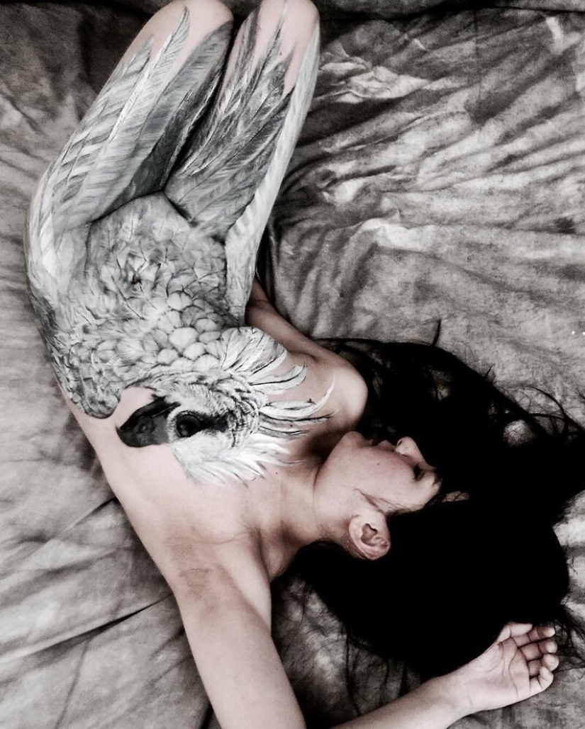 Japanese body art from the Hook Azuma: painting in ink on female bodies