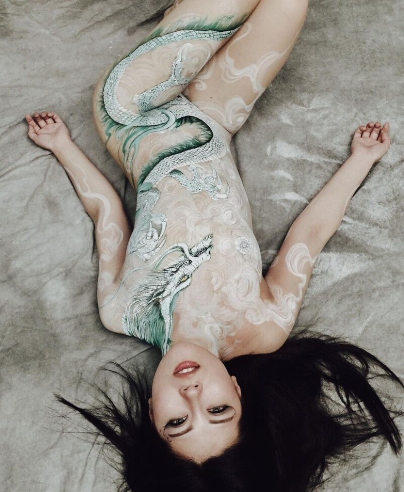 Japanese body art from the Hook Azuma: painting in ink on female bodies