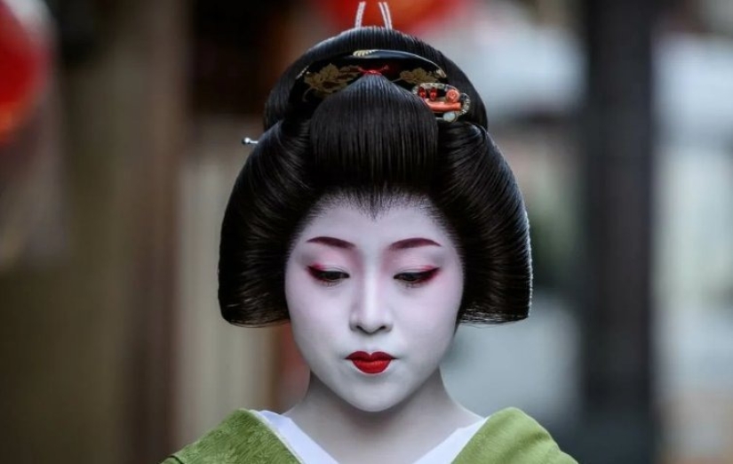 Japanese exotic "netaymori": sushi from the body of a beautiful geisha