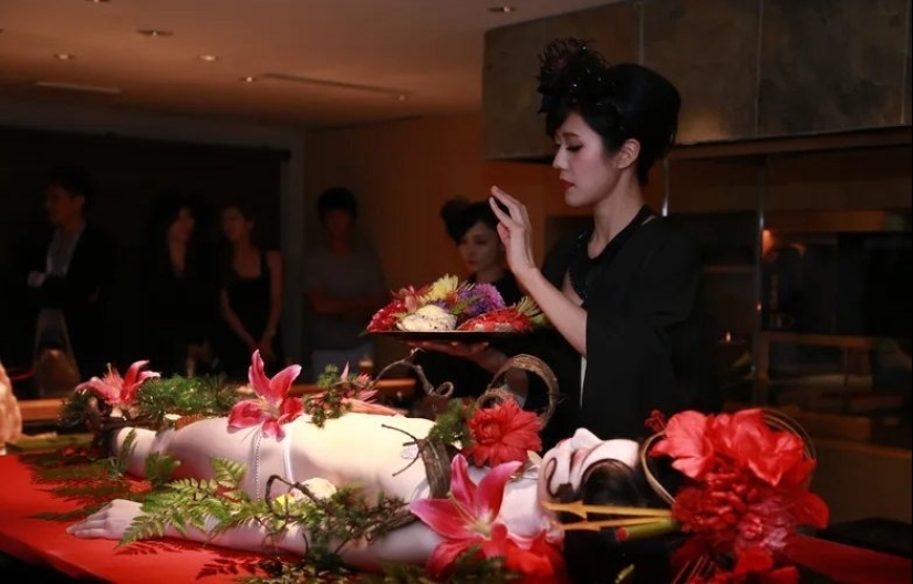 Japanese exotic "netaymori": sushi from the body of a beautiful geisha