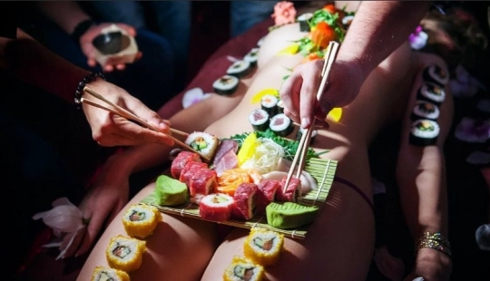 Japanese exotic "netaymori": sushi from the body of a beautiful geisha