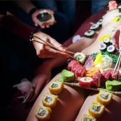 Japonés exótico "netaymori": sushi del cuerpo de una hermosa geisha