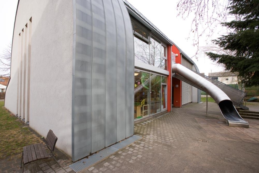 Jardín de infancia original en forma de gato enorme.