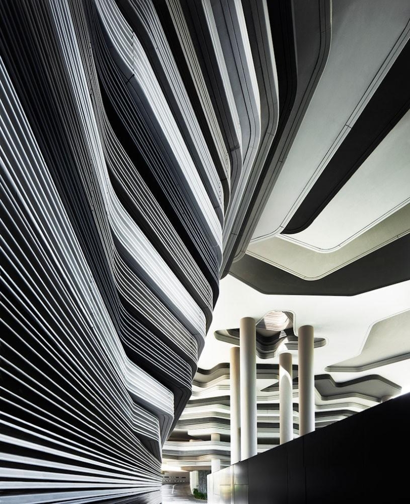 Jardín único en la fachada de un hotel en Singapur.