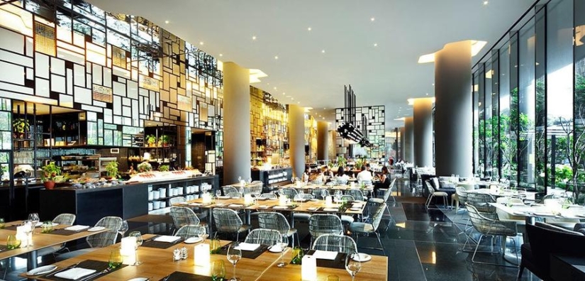 Jardín único en la fachada de un hotel en Singapur.