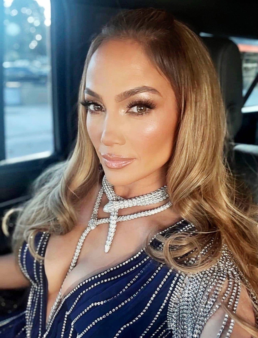 Jennifer Lopez in Gucci dress and Bvlgari jewelry at the 2023 Grammys Jennifer Lopez in Gucci dress and Bvlgari jewelry at the 2023 Grammys